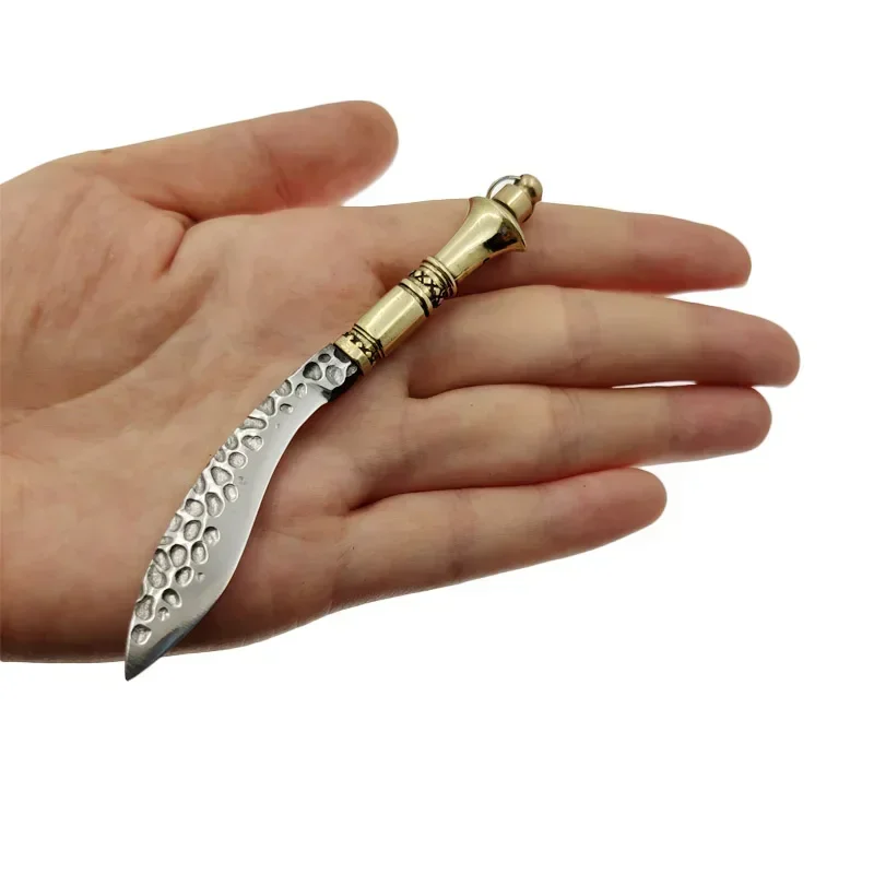 Comparativa del cuchillo junto a unas llaves para apreciar su escala real
