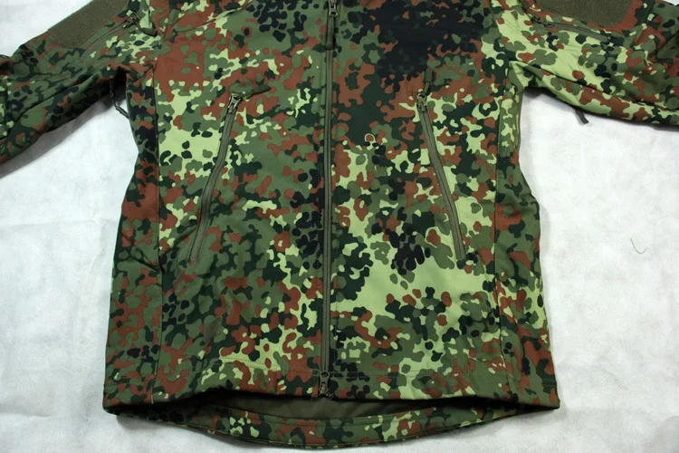 Una chaqueta de camuflaje verde y marrón