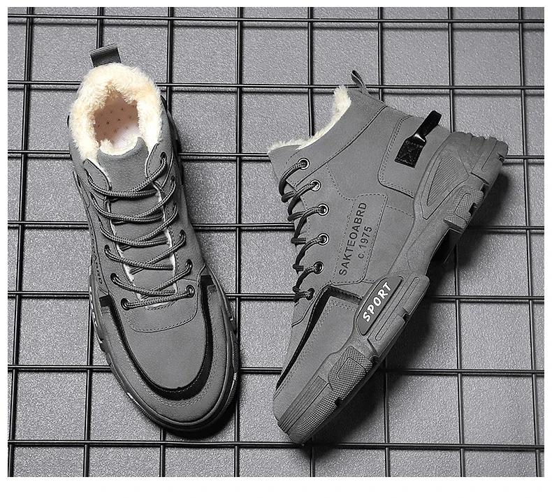 Un par de zapatos con pelaje en el interior