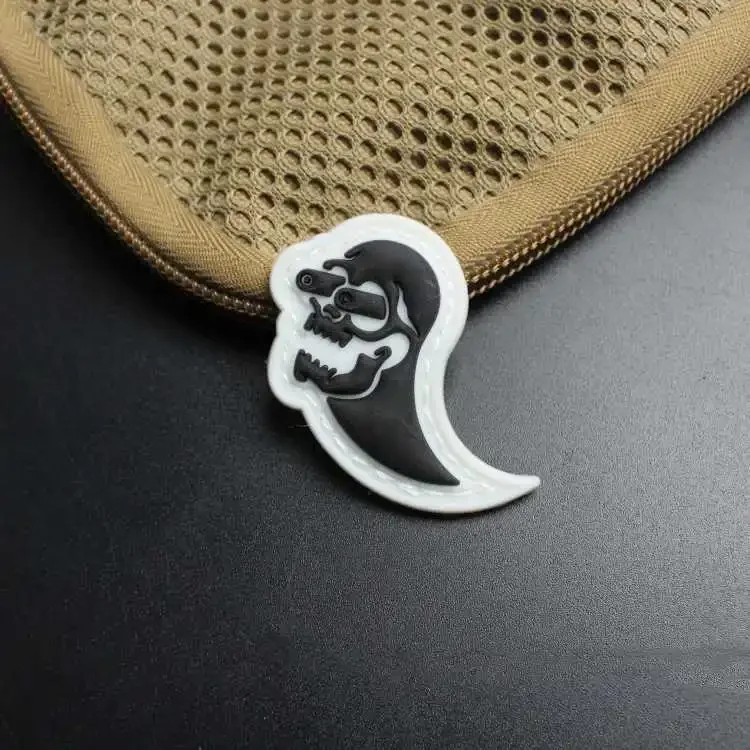 Insignias de moral de calavera en blanco y negro, pegatina de decoración de mochila, brazalete de camuflaje, Parche de aro de PVC, Tai Chi, Yin Yang, fantasma - imagen 2