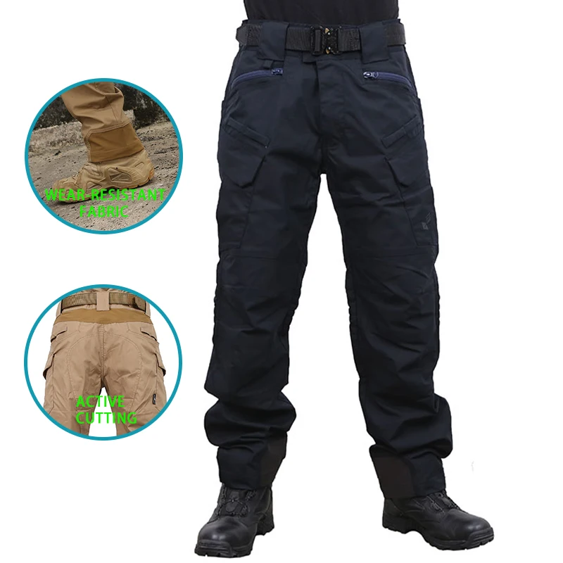 Un hombre que usa pantalones negros con cinturón