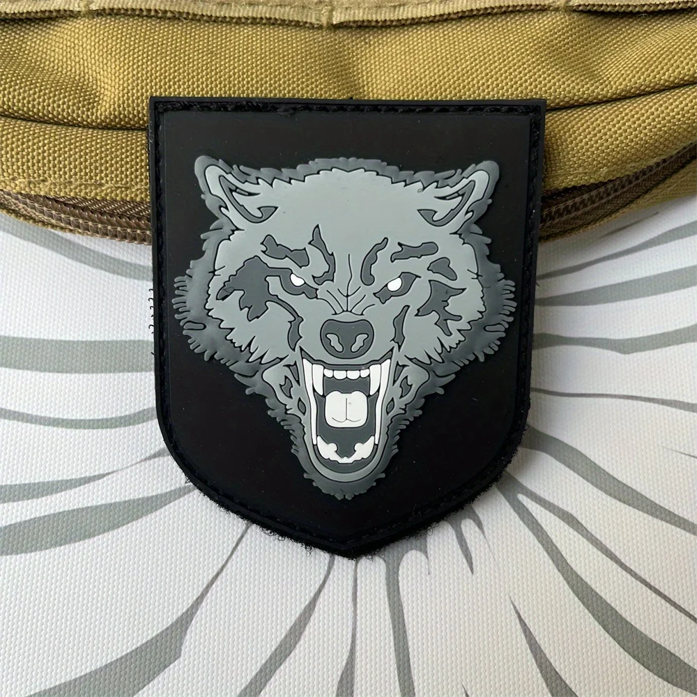 Parche táctico de moral de hombre lobo, pegatina decorativa para mochila al aire libre, parches de gancho y bucle de PVC de lobo para ropa
