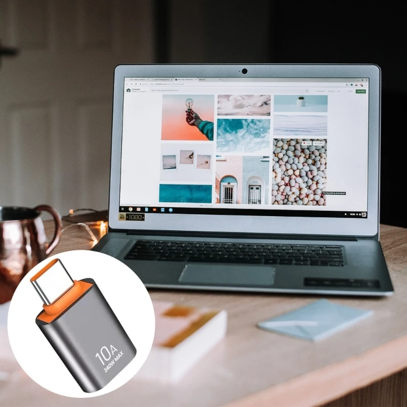 Una computadora portátil con una tarjeta de memoria en primer plano