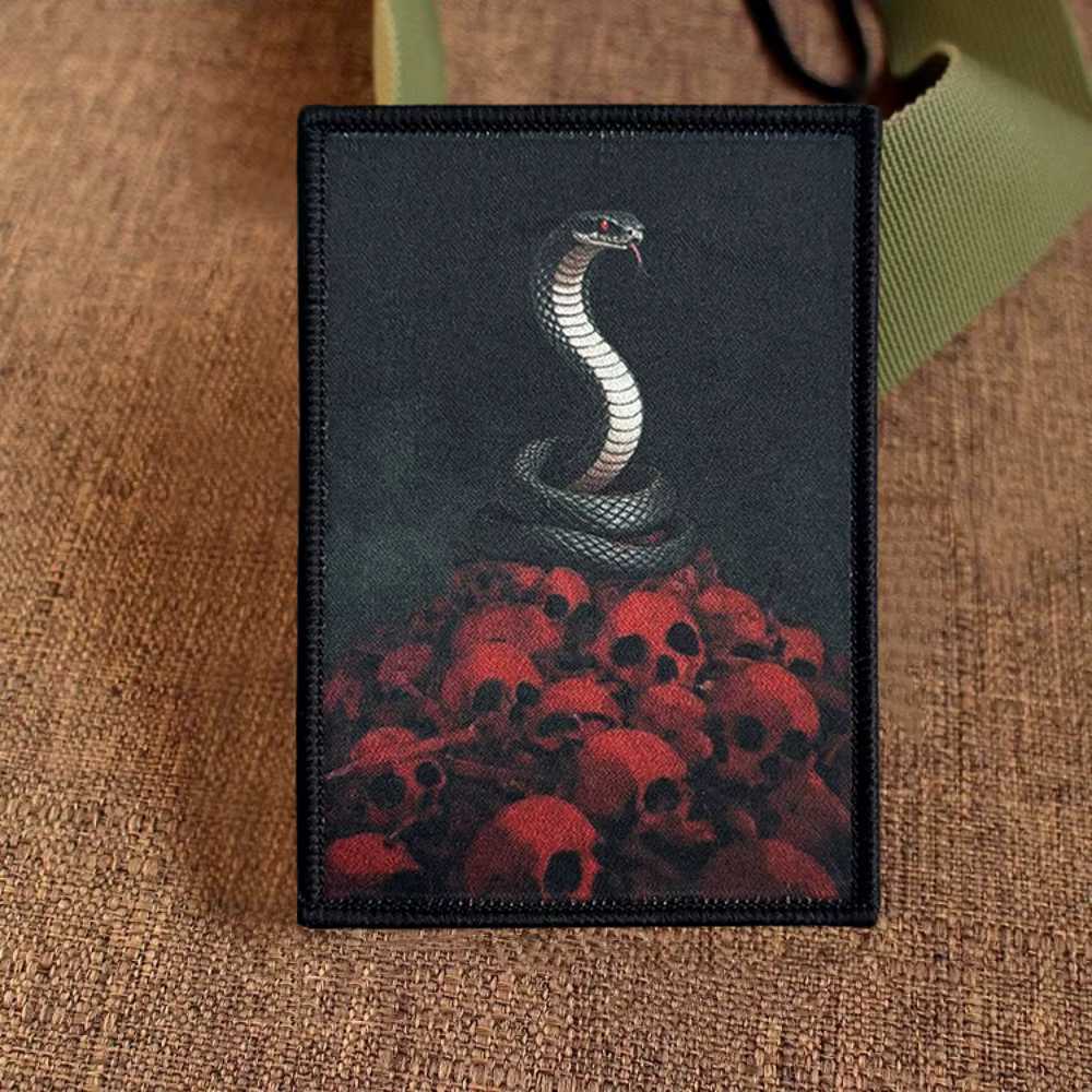 Parche táctico serpiente cobra calavera roja con gancho y bucle - imagen 5