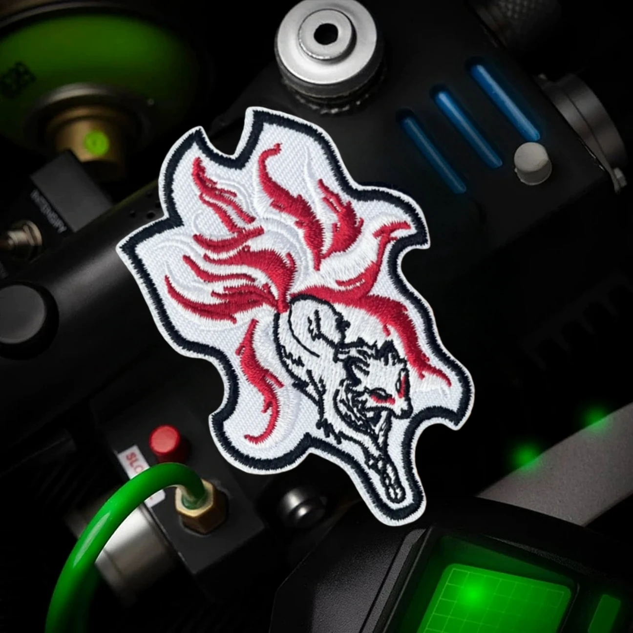 Parches bordados con insignia de moral divertida de zorro de nueve colas para ropa, brazalete militar táctico, pegatinas para mochila con gancho y bucle