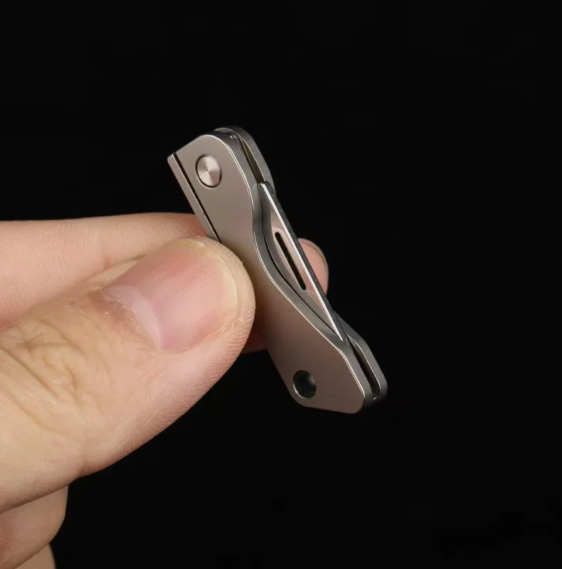 Vista del cuchillo plegado mostrando su tamaño reducido