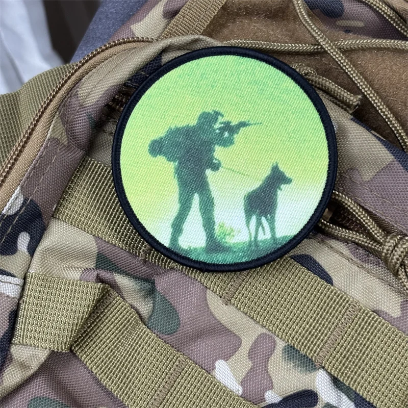 Parche táctico "soldados y perros" para ropa, brazalete impreso, insignia de moral, parches con gancho, pegatinas para mochila