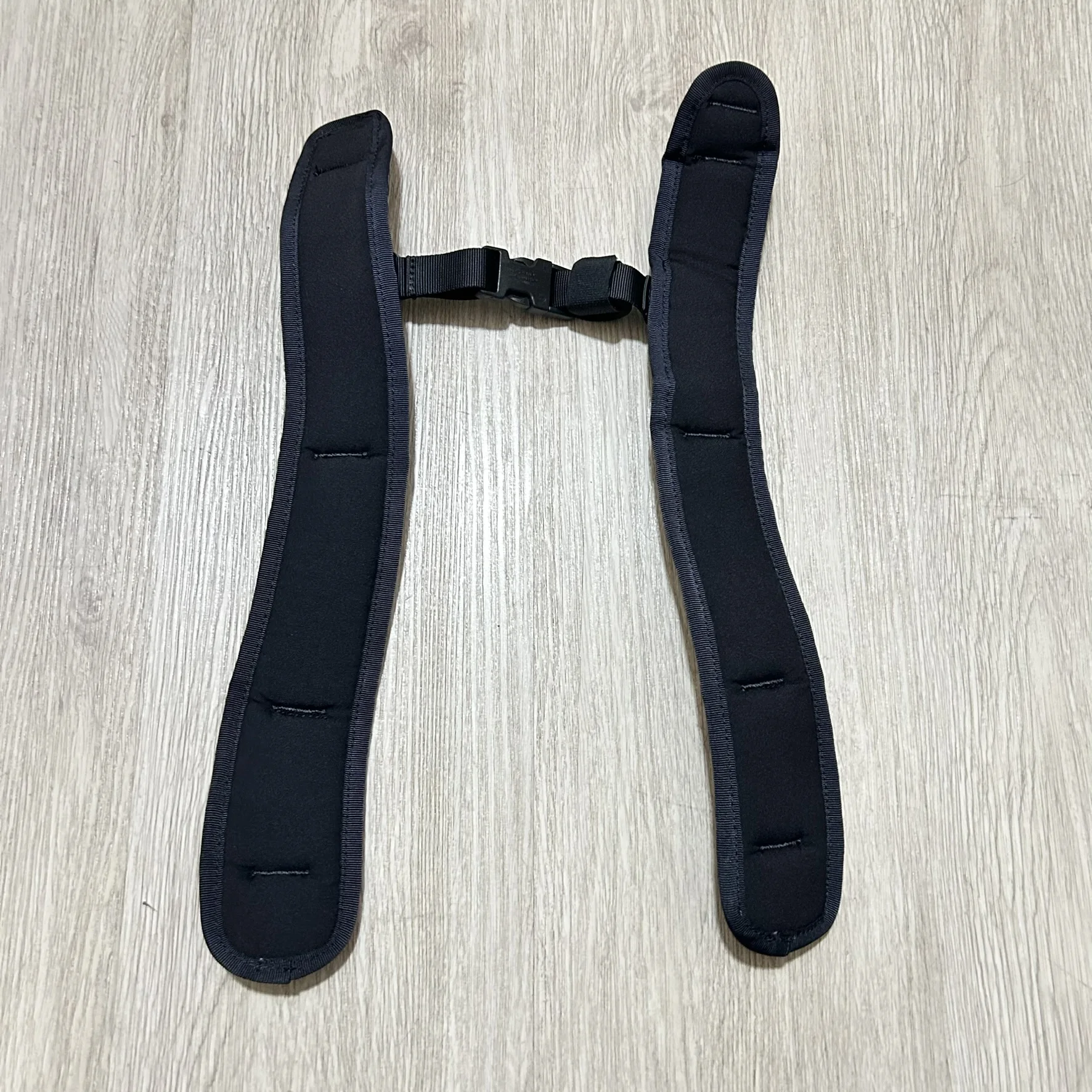 Correas de hombro para mochila táctica: diseño de camuflaje terrestre con hebillas ajustables y soporte de carga acolchado - imagen 3