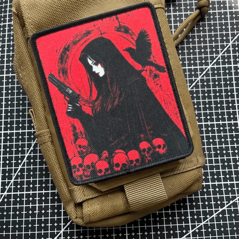 Parches de gancho y bucle con estampado de calavera de cuervo, insignia de moral táctica de chica bruja de Anime, brazalete militar, pegatinas para ropa y mochila - imagen 5