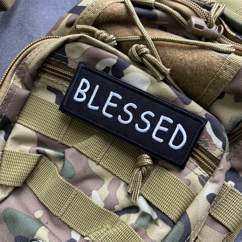 Parche táctico bordado BLESSED con velcro para ropa y moral
