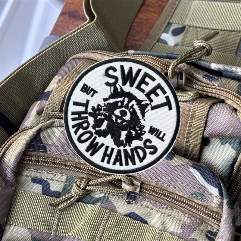 Parche bordado de mapache "SWEET THROWHANDS", ropa, insignia de moral táctica, gancho, parche militar, mochila