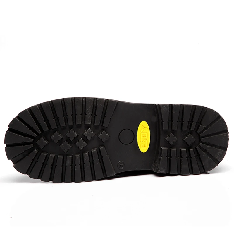 Detalle de botas de nieve negras para hombre