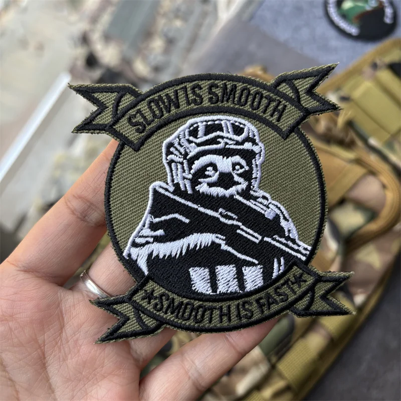 Parche bordado táctico Raccoon – Moral con velcro para mochila y ropa - imagen 4