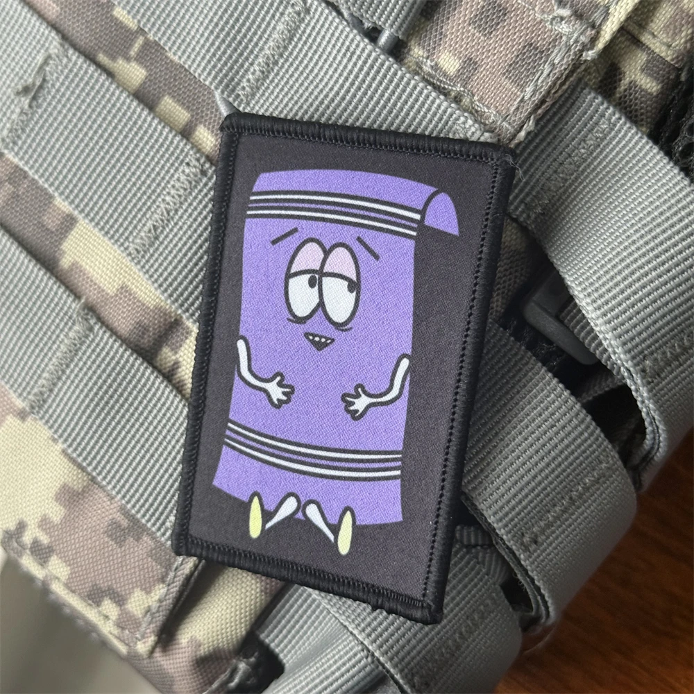Parche morale morado aplicado en mochila táctica