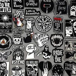Parche bordado calavera blanco y negro para planchar y coser ropa