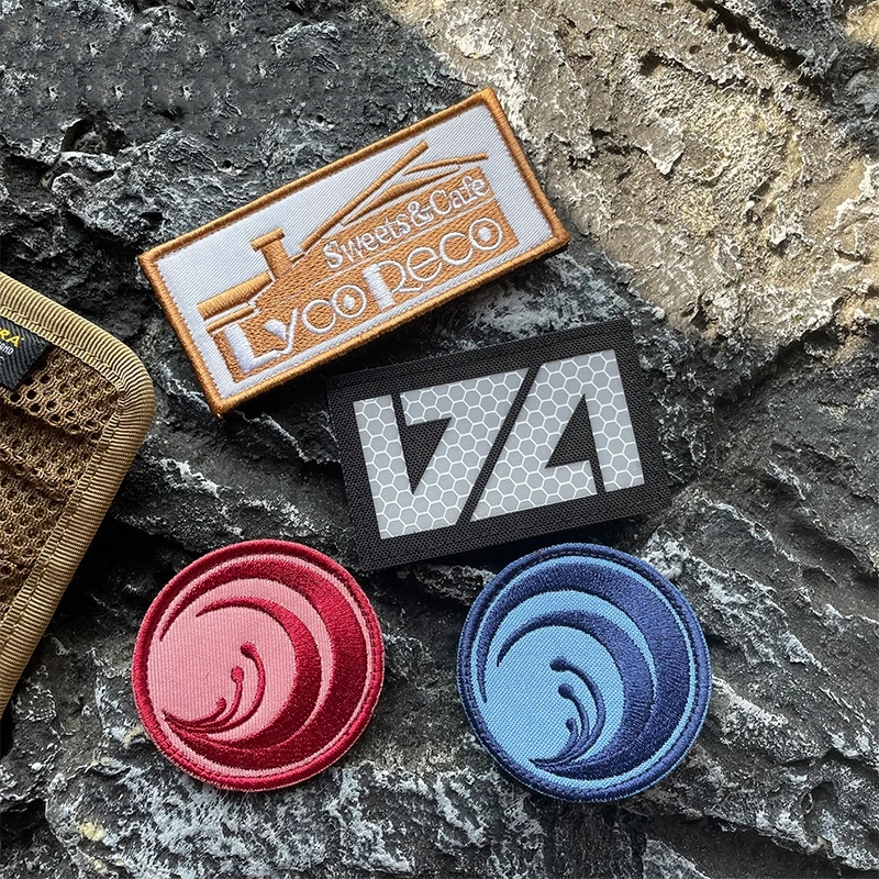 Lycoris parche bordado de gancho y bucle alrededor de Lycoris DA Coffee House brazalete, mil paquetes de insignias largas de moral de Nai