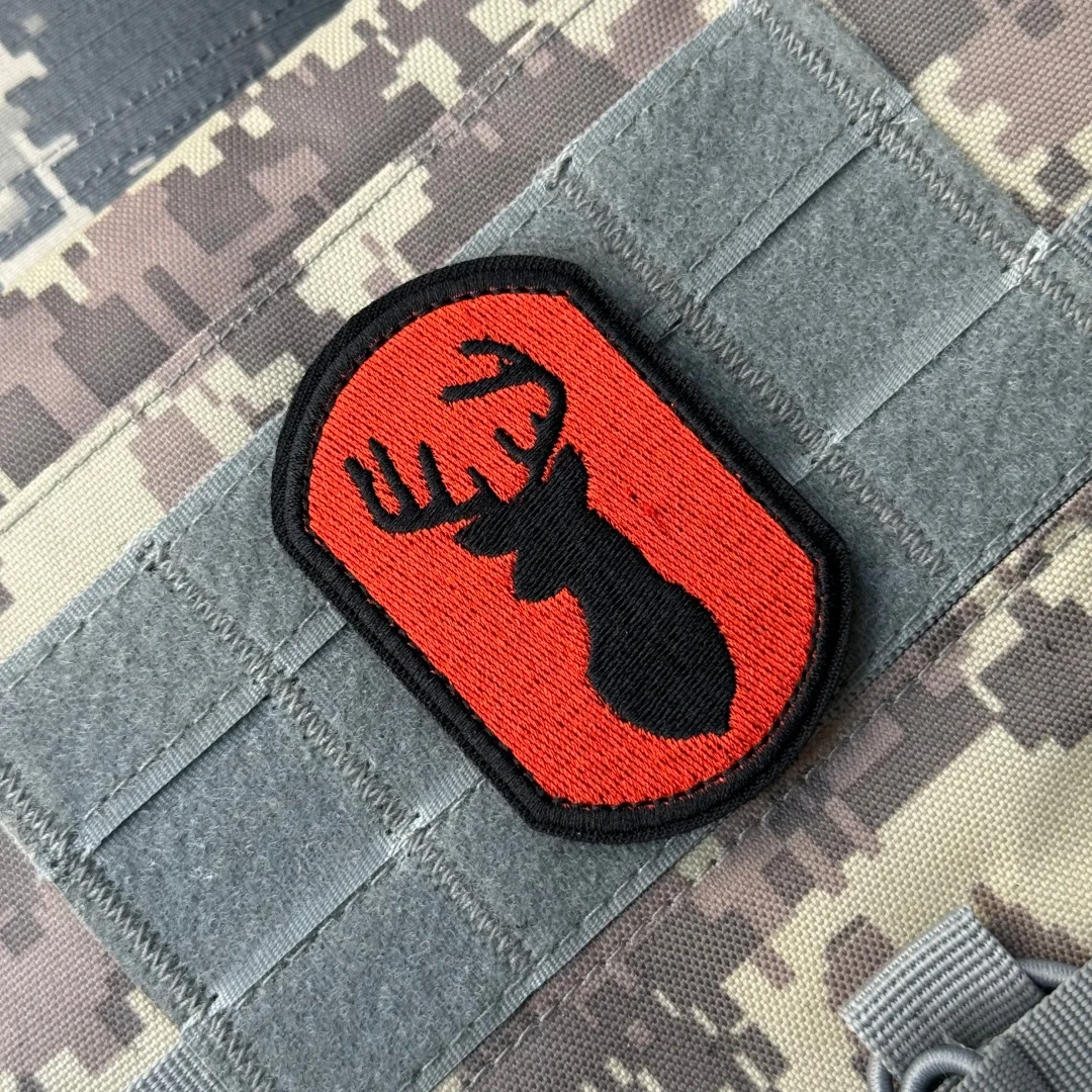 Parche de pistola de caza naranja de cazador de ciervos, moral táctica, apliques militares personalizados, gancho bordado y bucle, pegatina para mochila de ropa