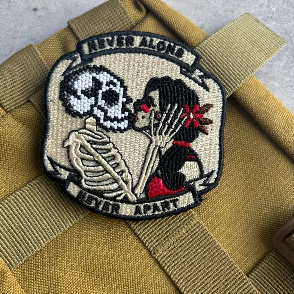 Never Alone Never Apart Kiss-parches tácticos de calavera, parche bordado con gancho y bucle, insignia de moral del ejército militar, pegatinas para mochila - imagen 5