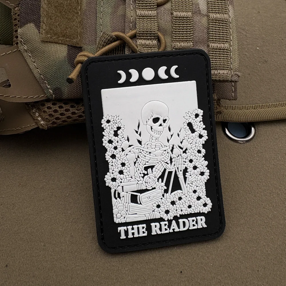 Esqueleto de lectura "THE LECTOR", insignia de moral de PVC, parche Airsoft, brazalete táctico, gancho militar y bucle, pegatina para mochila de ropa
