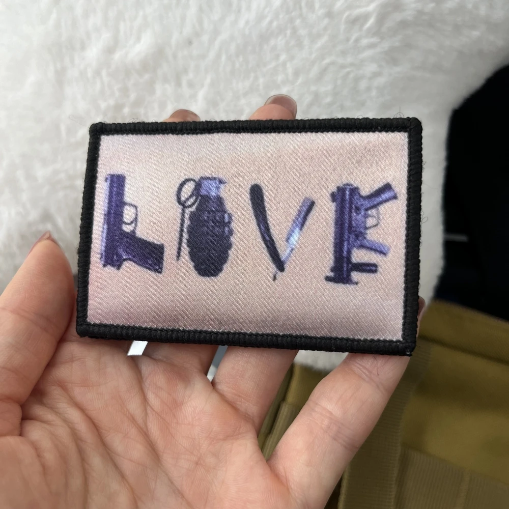 "Love" escrito en armas parche divertido moral ejército parches tácticos insignia militar mochila pegatina de impresión de gancho y bucle - imagen 5