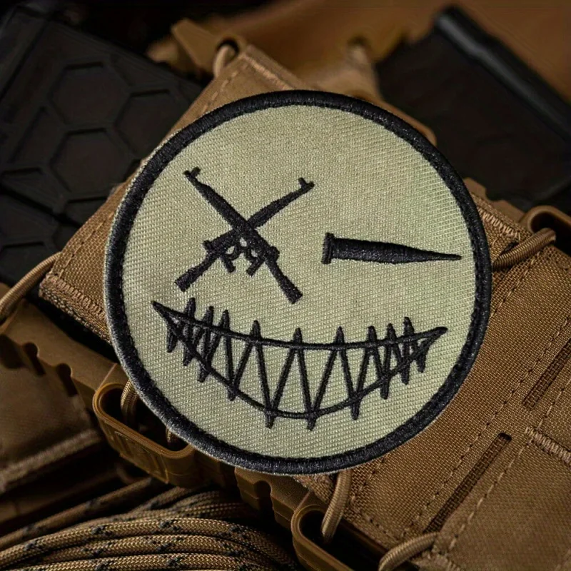 Cara sonriente malvada, emblema de gancho bordado, pistolas y balas, parche táctico de moral, insignia militar, brazalete de combate, pegatinas para mochila - imagen 4