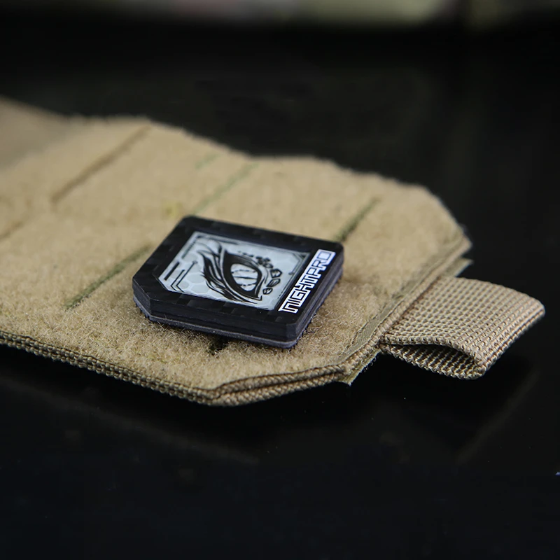 NIGHTPRO-Luminous Dragon's Eye Carbon Brazing Parches reflectantes Mochila Brazalete Táctico Insignias al aire libre con gancho - imagen 2