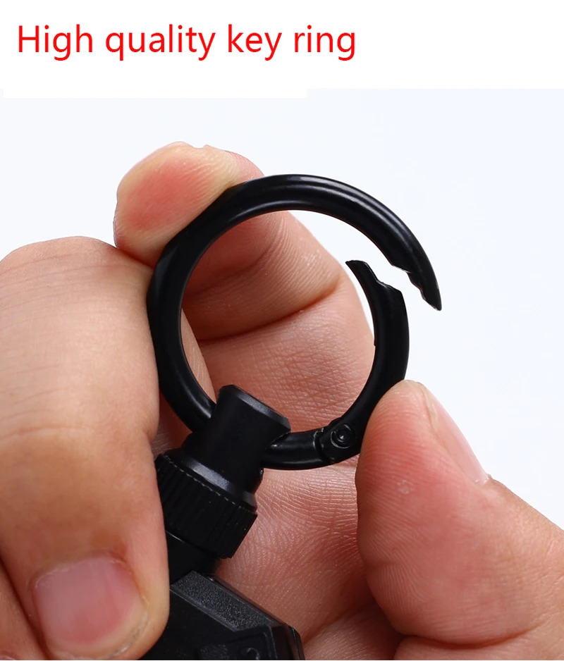 Una persona que sostiene un anillo negro con un agujero