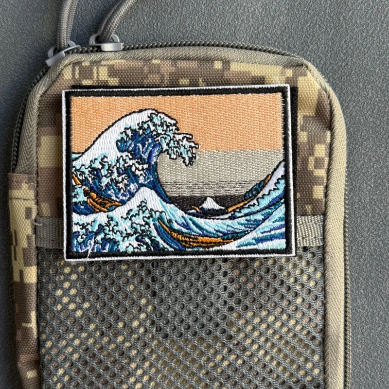 Parche táctico onda surf con velcro para mochilas y ropa - imagen 3