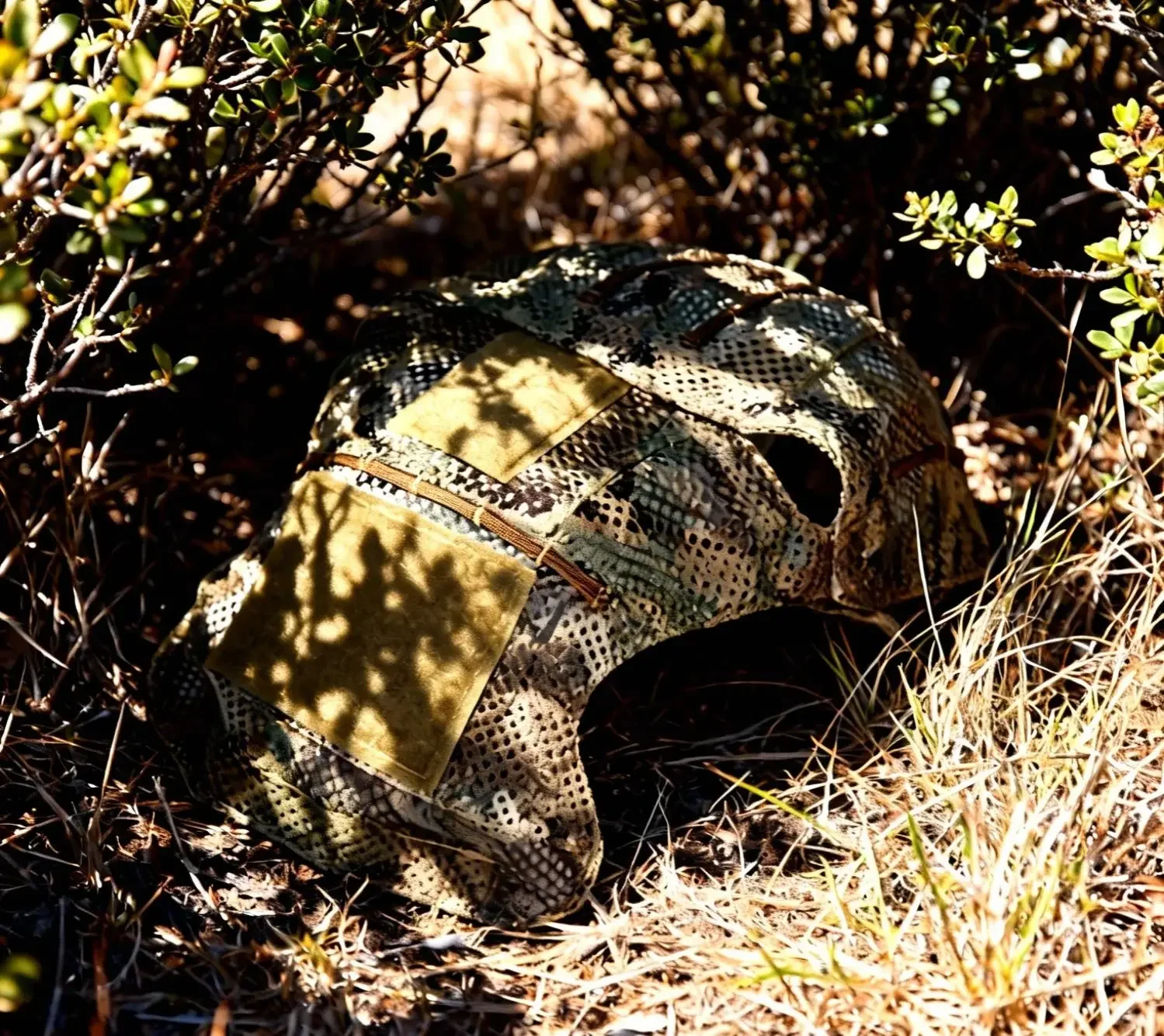 Visera casco táctico con cubierta camuflaje terrestre y montaje MOLLE - imagen 3