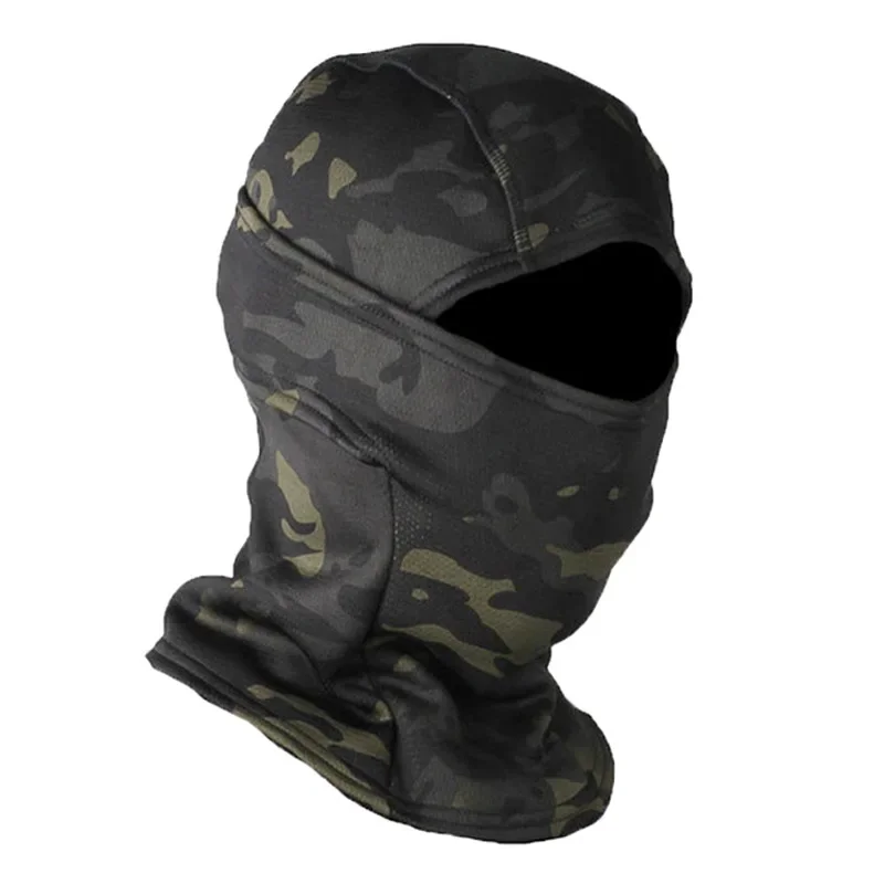 Pasamontañas táctico colocado bajo casco militar