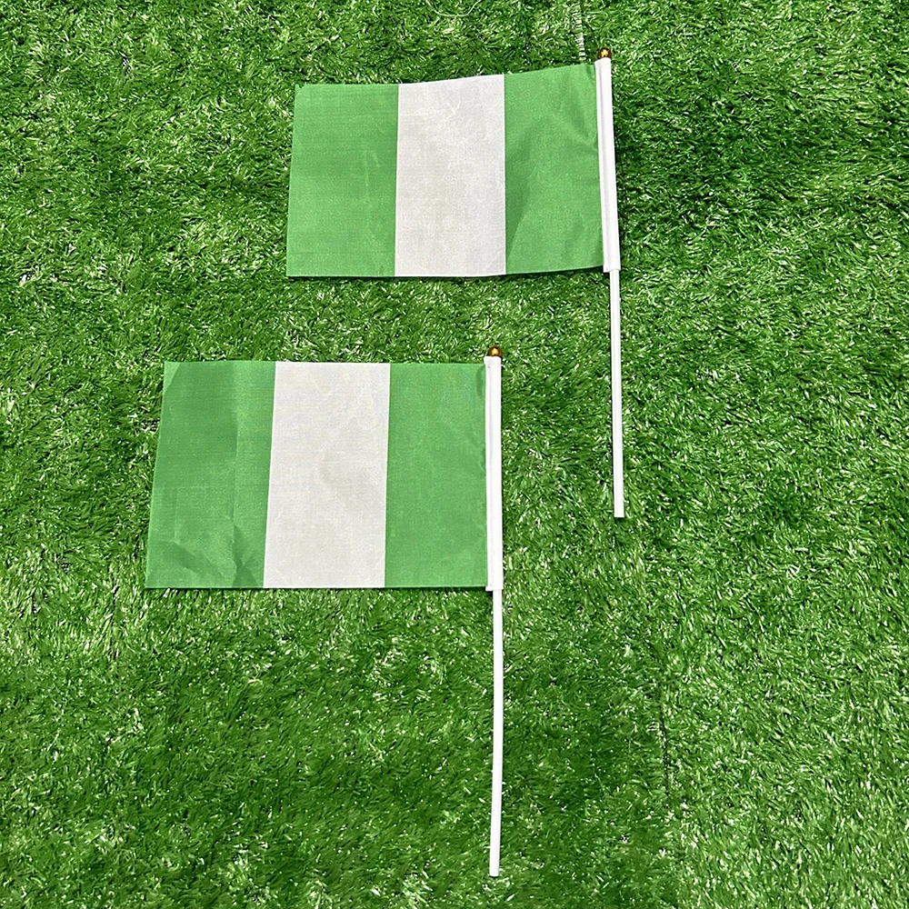 Bandera de Nigeria de mano con asta – Ondeante 21x14 cm para deportes - imagen 3
