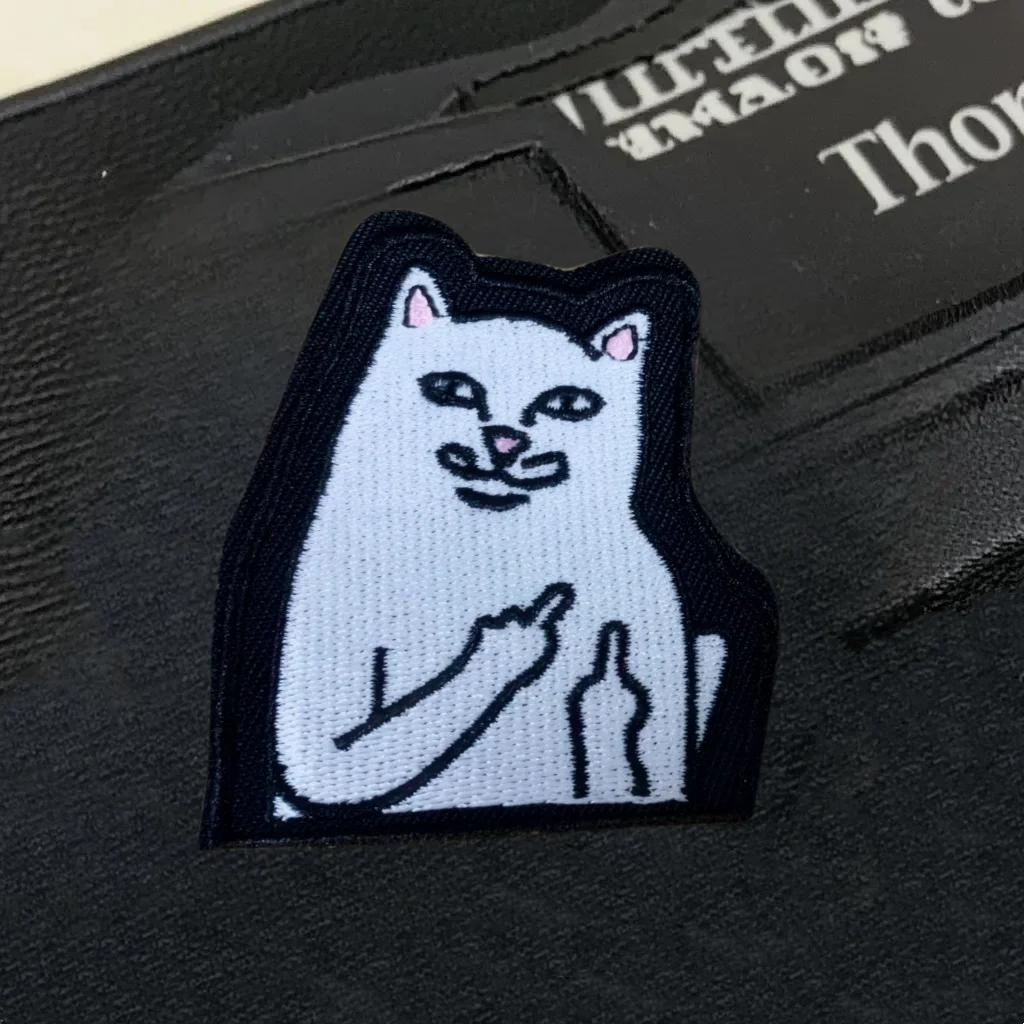 El gato con el dedo medio, parches bordados divertidos para ropa, insignia de moral táctica, gancho y bucle, pegatina de mochila - imagen 4