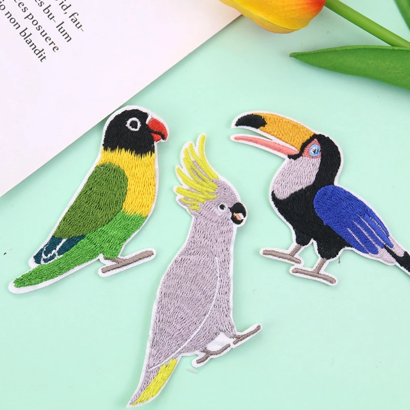 Dibujos animados Diy ropa para niños loro pájaro bordado parche hierro en parches sombrero mochila decoración pegatinas - imagen 3