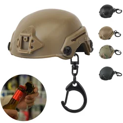 Mini llavero abridor de botellas de cerveza portátil, diseño de casco táctico, mochila, accesorios, decoración colgante, regalo