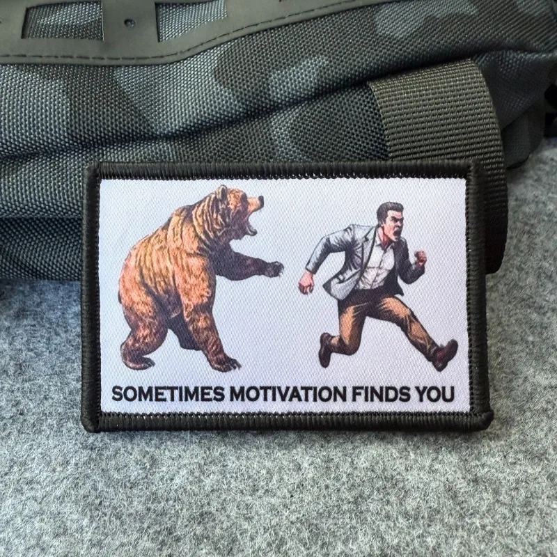 Parche táctico "Sometimes Motivation Find You", insignia moral de oso de EE. UU., parche militar con gancho y bucle para apliques de mochila - imagen 3