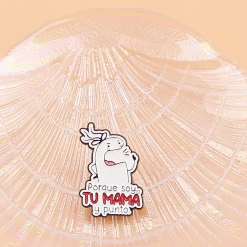 Pin de Esmalte con Figura de Cerveza Divertida - 'Porque soy TU MAMA y punto' Broche con Frase en Español para Chaquetas y Mochilas, Regalo Humorístico