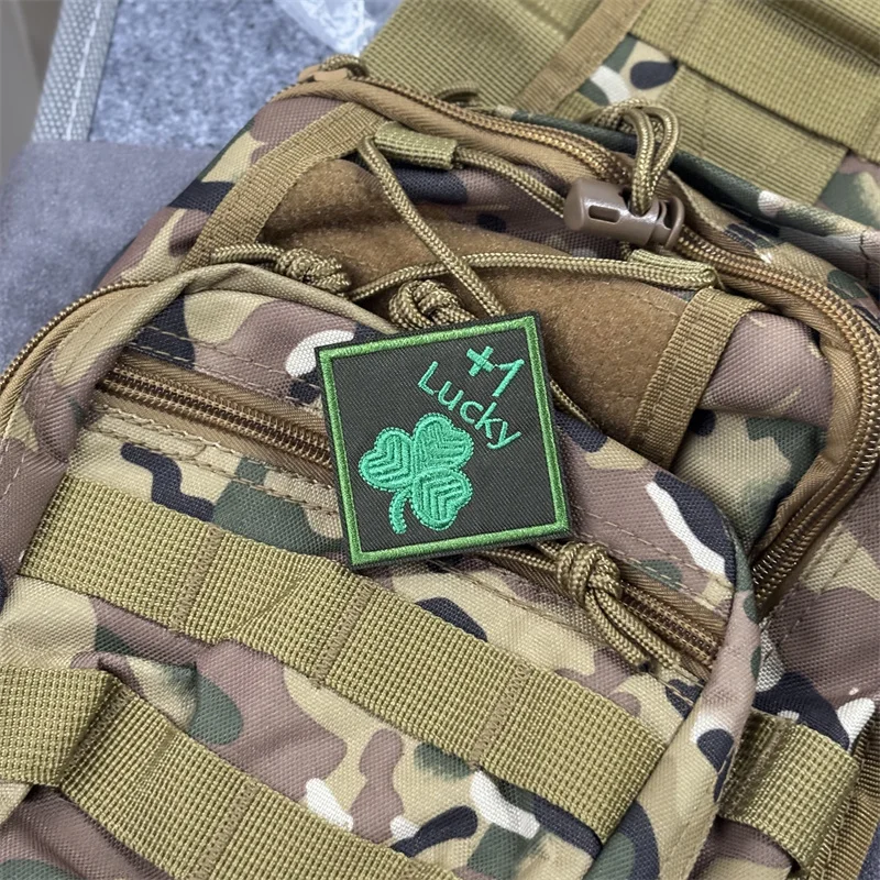 Parche bordado táctico "Lucky + 1" para ropa, insignia de moral, parche militar con gancho, pegatinas para mochila, brazalete