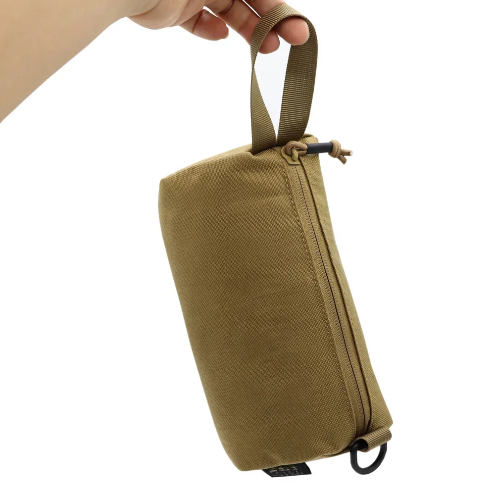 Una persona sostiene una bolsa de bronceado con una correa negra.