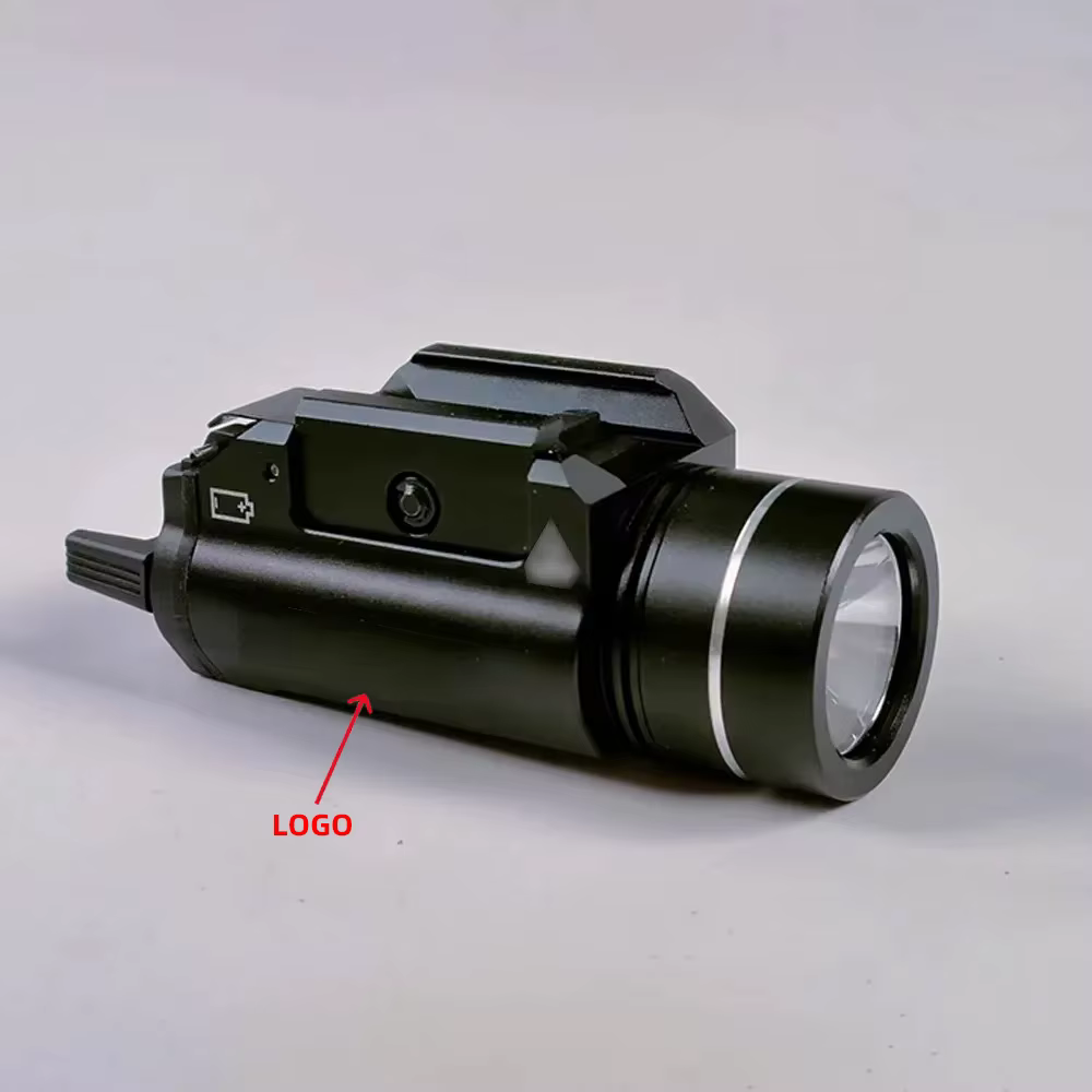 Linterna TR-1 en uso práctico con enfoque táctico