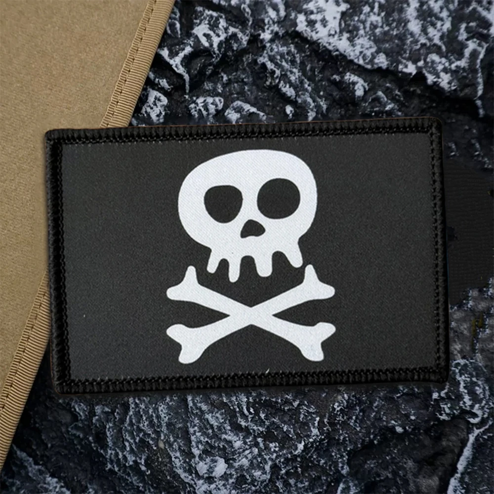 Parche táctico de huesos cruzados de calavera, parches divertidos de gancho y bucle, insignia de moral, brazalete del ejército militar, pegatinas para mochila - imagen 3