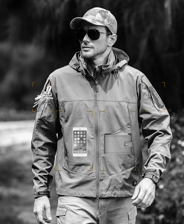 Un hombre que lleva una chaqueta con un teléfono celular en la parte delantera