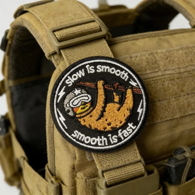 Parche táctico bordado mapache – Velcro con lema slow is smooth - imagen 5