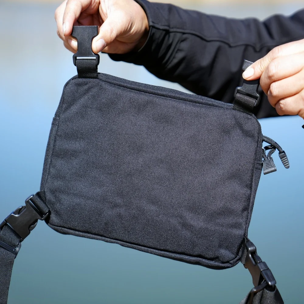 Bolsa táctica de pecho antirrobo con bolsillos y doble correa
