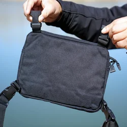 Bolsa táctica de pecho antirrobo con bolsillos y doble correa