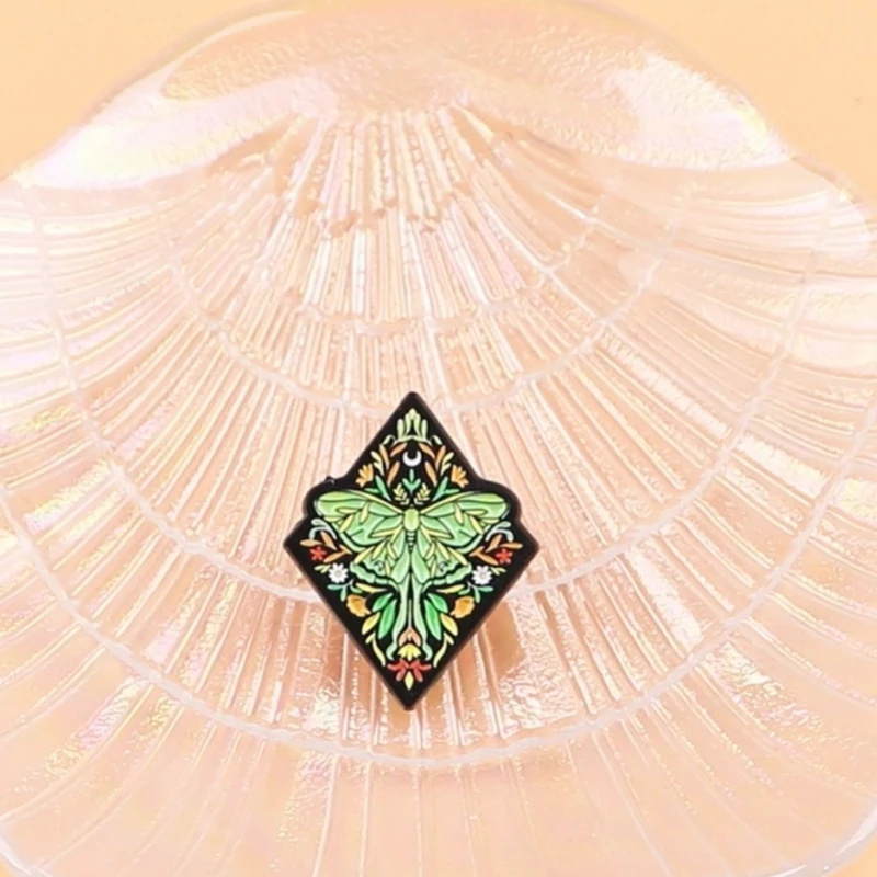 Pin esmaltado de polilla verde, Pin de solapa, broches de dibujos animados para mujer, decoración de ropa, alfileres de Metal, mochila, sombrero, insignia, accesorios