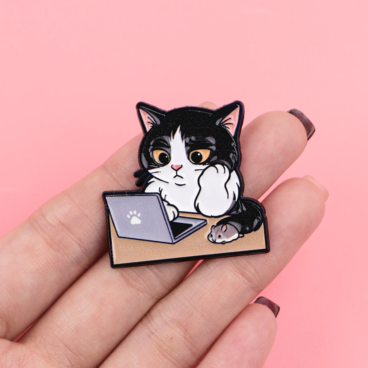 Pin colocado en una chaqueta vaquera