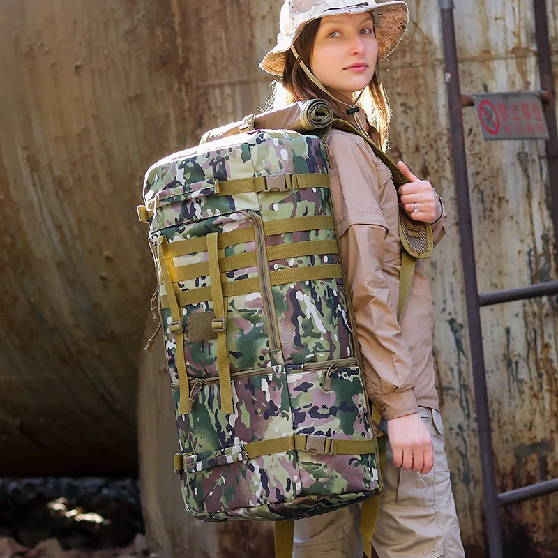 Una mujer con sombrero y llevando una mochila grande