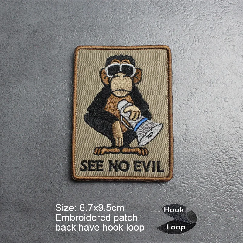 Un parche con un mono sosteniendo una lata de refrescos y las palabras no se ve mal.