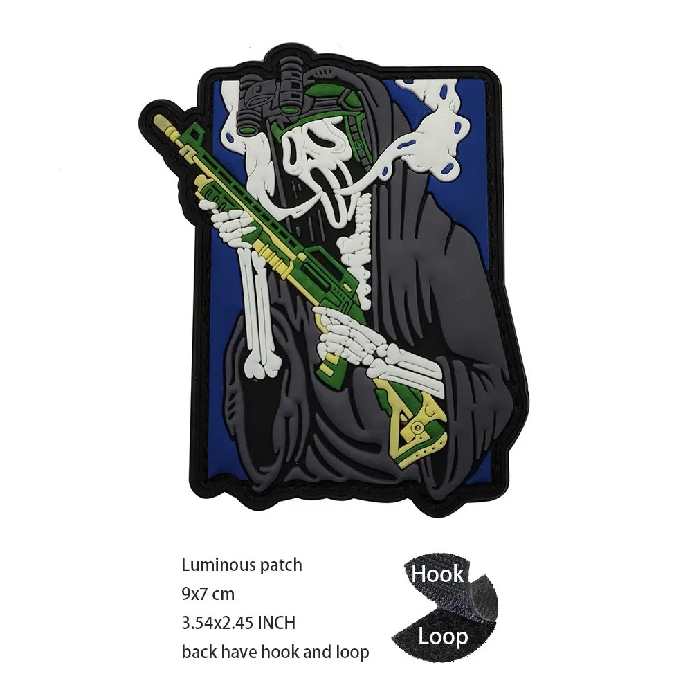 Accesorios para bolsas al aire libre, Anime, PVC, regalo de Halloween, fiesta de calavera, brazalete reflectante luminoso, juego de mesa, parche bordado con tarjeta abatible - imagen 5