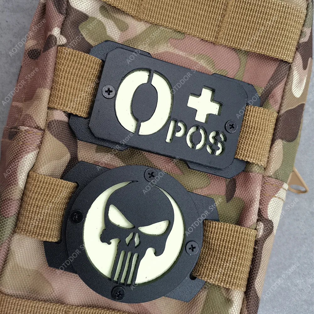 Grupo de sangre cuatro tipos táctico Molle marca luminosa herramientas al aire libre accesorios Molle de plástico mochila engranajes Compatible EDC Punisher - imagen 5